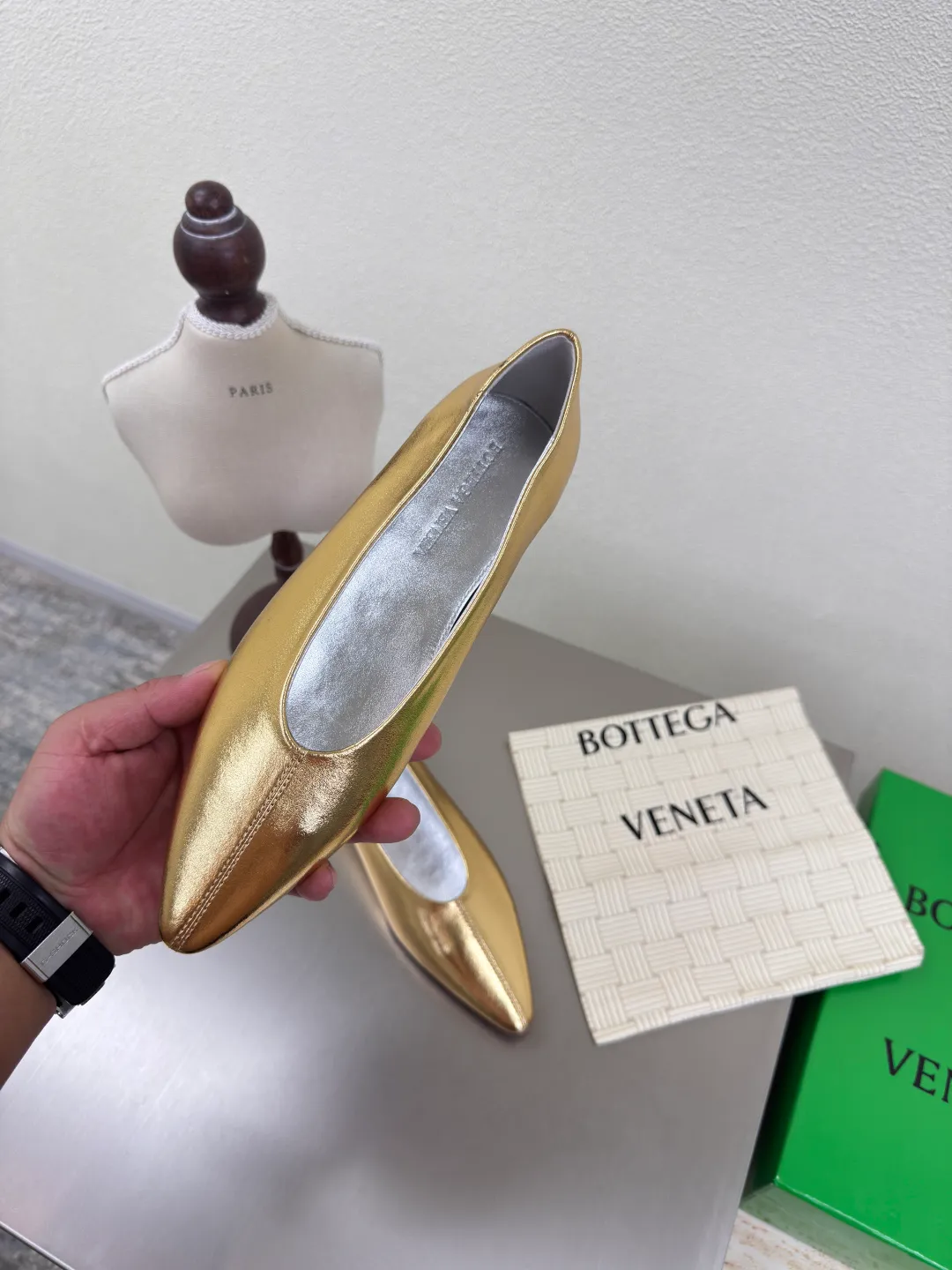 👟👟Ex-factory price 640👟👟 BV women's Sofia ballet shoes leather ballet shoes silver family elements woven series high version small round toe essential for commuting BV early autumn series are so beautiful💯 The use of elegant materials in shoes is intellectual, elegant and capable, full of high-end sense✅The design is beautiful~~ The fabric is made of original consistent lambskin and the shaping technology pursues the perfection of the internal process✅ Heel The foot pads are made of lambskin, never sloppy 🆚Original💯 Outsole technology Brand classic The new season uses Italian genuine leather outsole with clear dyeing technology and rubber square technology 💯 Comfortable and high-end flat design makes travel more comfortable and confident 35 36 37 38 39 40 41 42 (40 41 42 customized code number) Equipped with original packaging Hot glue process logo cloth bag